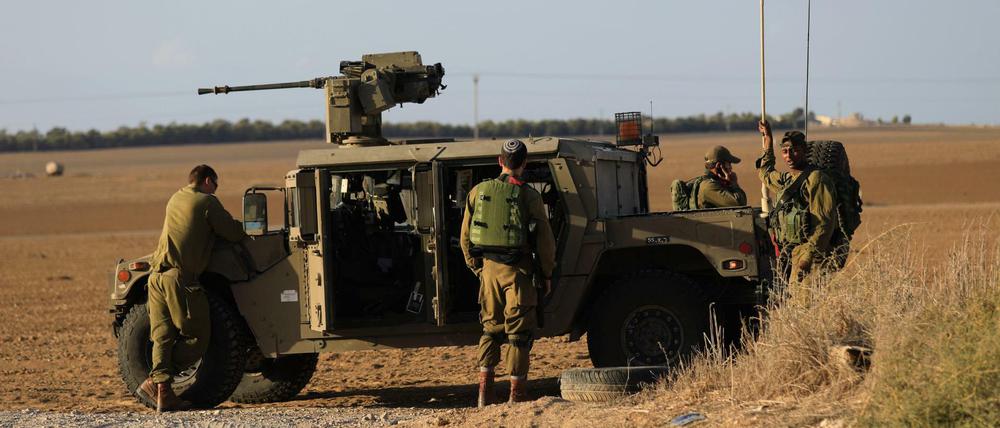 Israelische Soldaten sind in der Nähe der Grenze zu Gaza postiert.