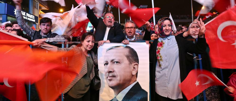 Erdogan-Anhänger feiern doch das Land ist nach dem Referendum gespalten