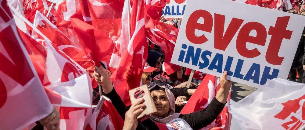 Erdogan-Fans stimmten mit "Evet" (JA) für das Präsidialsystem.