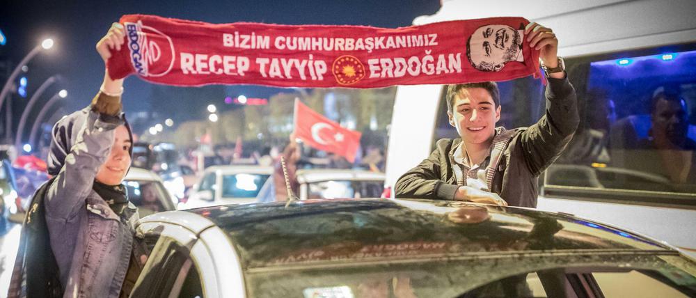 Jubelnde Türken fahren vor dem Hauptquartier der AKP in Ankara und feiern eine Zustimmung für das Verfassungsreferendum. 
