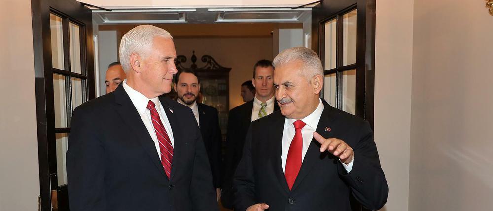 Das Treffen Yildirims (rechts) mit US-Präsident Pence brachte nicht viel mehr als einen Austausch diplomatischer Floskeln.