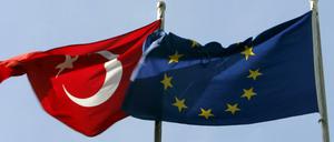 Die türkische Staatsflagge weht neben der EU-Fahne in Istanbul.