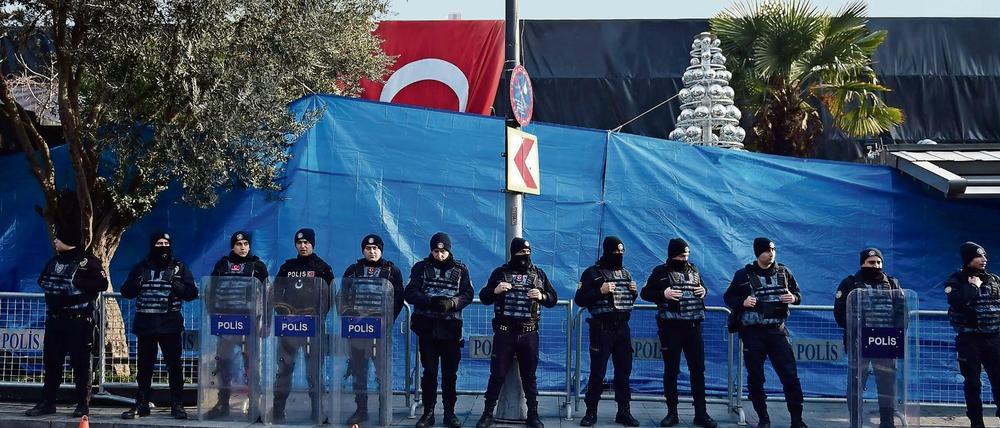 Am Tatort: Polizisten vor dem Nachtclub Reina in Istanbul 