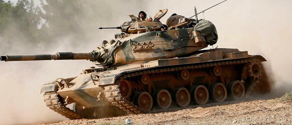 Ein türkischer Panzer im August 2016 auf dem Weg zur syrischen Grenze.