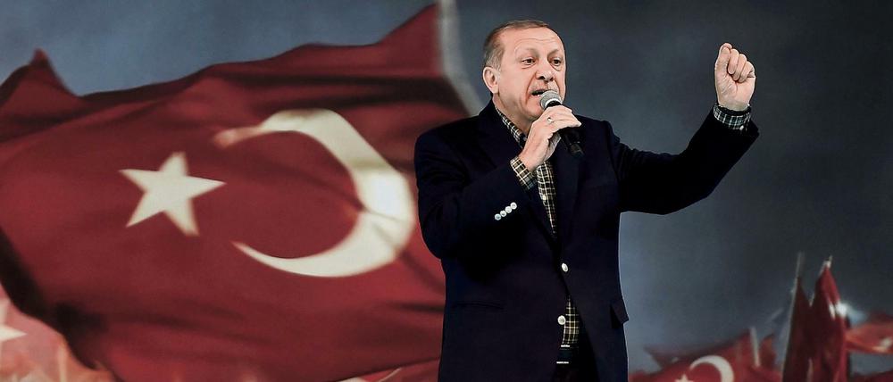 "Ich werde die Welt aufstehen lassen." Türkeis Präsident Recep Tayyip Erdogan am Sonntag im Fahnenmeer seiner Anhänger.
