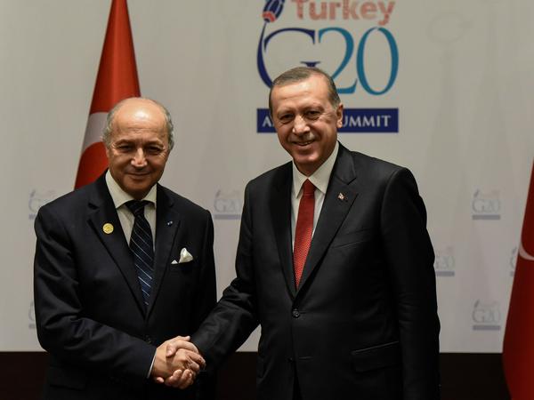 Frankreichs Außenminister Laurent Fabius mit dem türkischen Präsidenten Recep Tayyip Erdogan beim G20-Gipfel in Antalya.