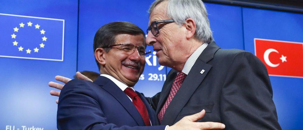 räsZiemlich beste Freunde: der türkische Ministerpräsident Ahmet Davutoglu (links) und EU-Kommissipident Jean-Claude Juncker beim EU-Türkei-Gipfel am Sonntag in Brüssel. 