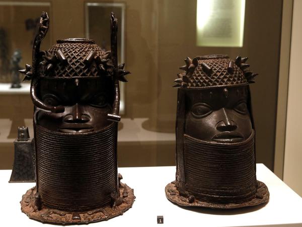 Zwei Benin-Bronzen aus dem Pariser Museum Quai Branly.
