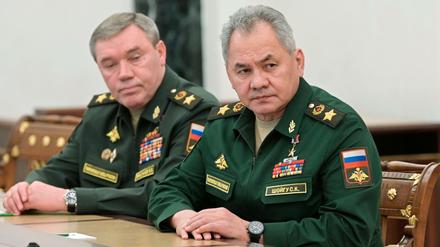 Sergej Schoigu (r), Verteidigungsminister von Russland, und Waleri Gerassimow, Generalstabschef der russischen Streitkräfte.
