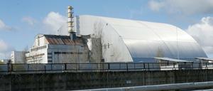 Ein Schutzbau bedeckt den explodierten Reaktor im Kernkraftwerk Tschernobyl.