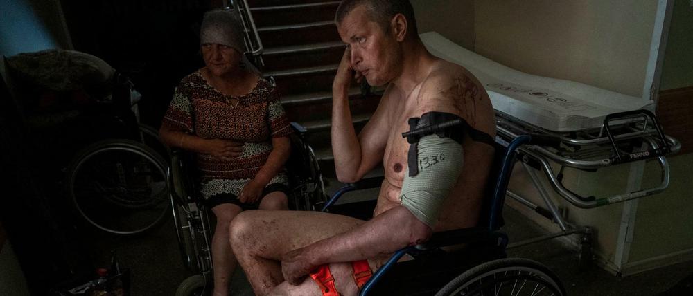 Ein verletzter ukrainischer Soldat und eine verletzte Zivilistin warten in der Region Donezk in der Ostukraine auf medizinische Behandlung.