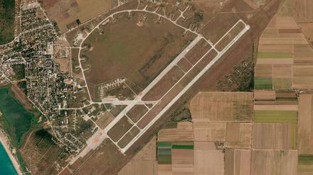 Dieses Satellitenbild von Planet Labs PBC zeigt den Luftwaffenstützpunkt Saki vor einer Explosion.