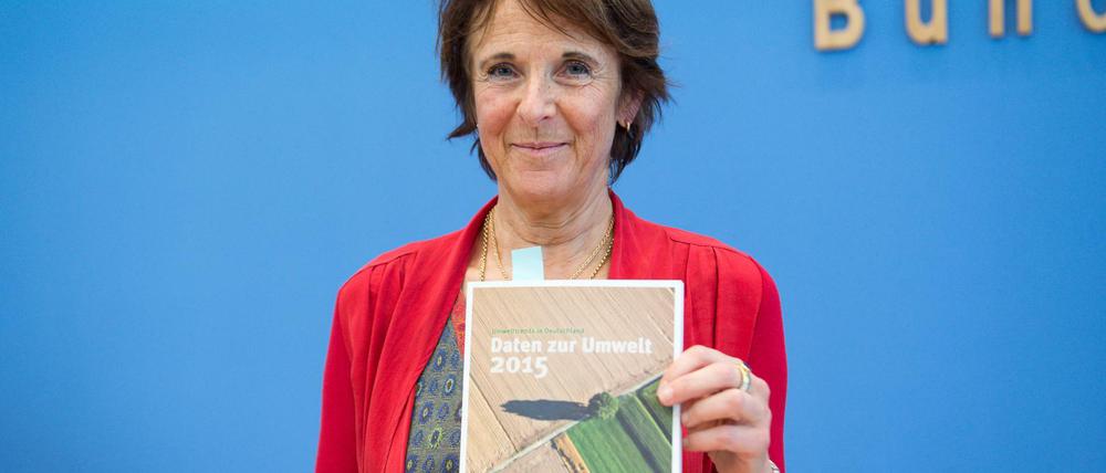 Maria Krautzberger, Präsidentin des Umweltbundesamtes, zeigt am 04.08.2015 bei einer Pressekonferenz in Berlin den Bericht "Daten zur Umwelt 2015". 
