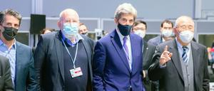 Zum Abschluss: Joaquim Alvaro Pereira Leite (links), Umweltminister von Brasilien, Frans Timmermans, EU-Klimakommissar, John Kerry, Sondergesandter des US-Präsidenten für das Klima, und Xie Zhenhua, Chefverhandler von China, bei der UN-Klimakonferenz COP 26.