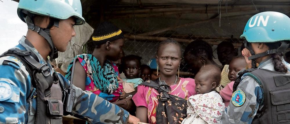 Die UN-Blauhelmtruppe im Südsudan versucht im ganzen Land etwa 200 000 intern vertriebene Menschen zu schützen und zu versorgen. Das ist schwierig, weil die Regierungstruppen die Lebensmittellager geplündert haben. 