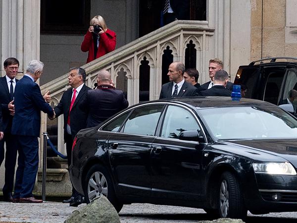 Tillich begrüßt Orbán am Dienstag in Dresden. Links im Bild: Landtagspräsident Rößler. 