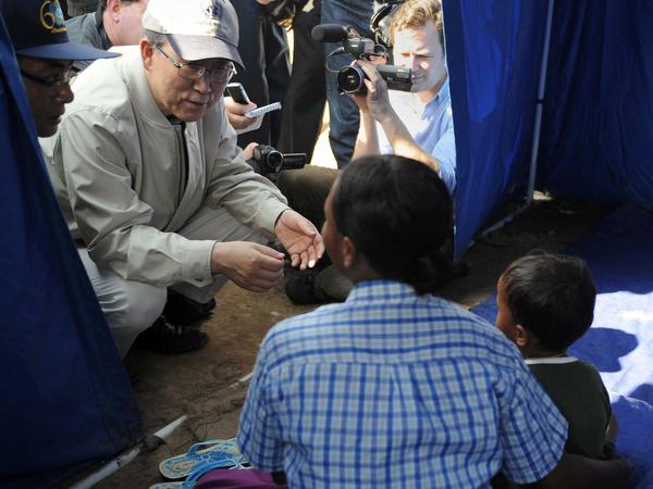 Auch im Feld wirkt Ban Ki Moon immer etwas deplatziert. Hier besucht er Opfer einer Flutkatastrophe in Birma (Myanmar) 2008. 
