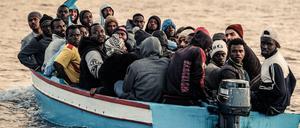 Boot mit Flüchtlingen vor der Küste von Libyen (Archivbild).