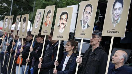 Gedenken an die Opfer. Stiller Protest während der Urteilsverkündung im NSU-Prozess am Oberlandesgericht München.