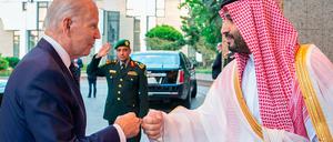 Mohammed bin Salman, Kronprinz von Saudi-Arabien, begrüßt Joe Biden, Präsident der USA, mit einem Faustgruß nach dessen Ankunft.