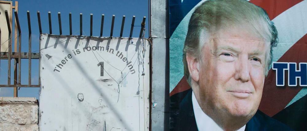 Ein Banner mit dem Gesichts Donald Trumps an der israelischen Grenzmauer in Bethlehem.