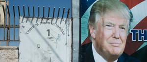 Ein Banner mit dem Gesichts Donald Trumps an der israelischen Grenzmauer in Bethlehem.