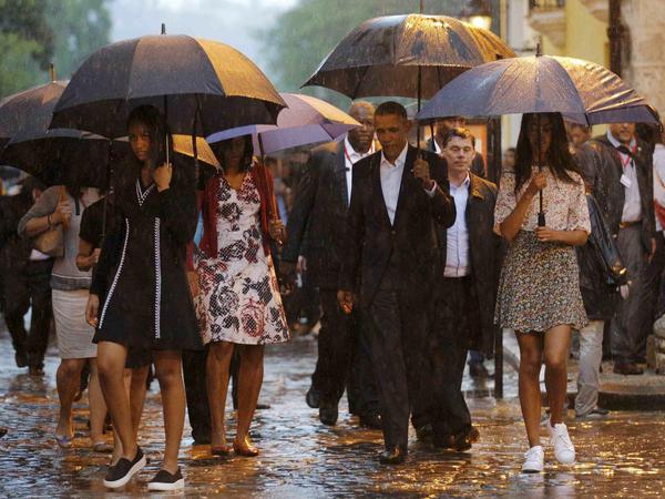 Besichtigung der Altstadt im Regen: US-Präsident Barack Obama und seine Familie beim Spaziergang durch Havanna. 