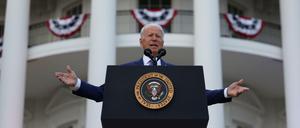 US-Präsident Joe Biden bei seiner Rede am Abend des 4. Juli vor dem Weißen Haus.