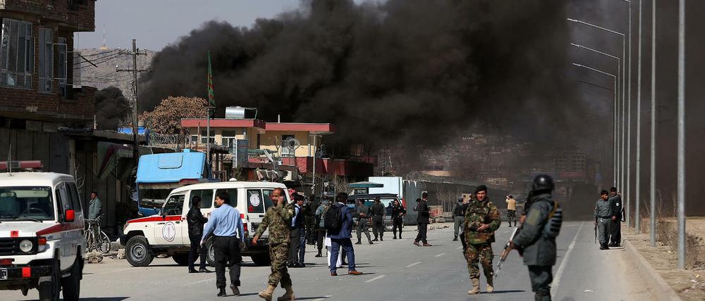Radikalislamische Taliban haben in der afghanischen Hauptstadt ein Gelände der afghanischen Sicherheitskräfte angegriffen.
