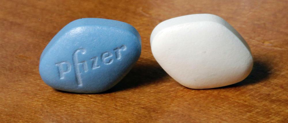 Die Viagra Pille von Pfizer (l) und die generische Variante des Tochterunternehmens Greenstone "sildenafil citrate".