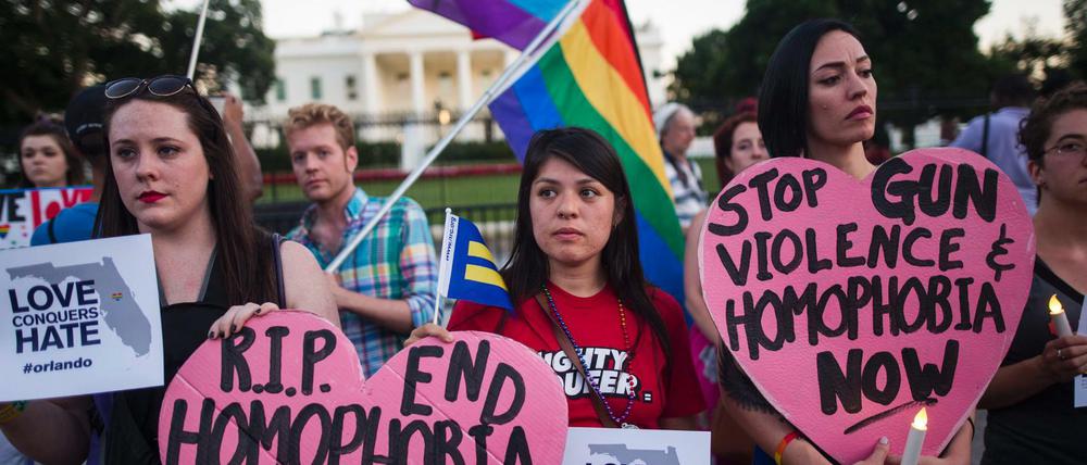 Gedenken an die Opfer von Orlando vor dem Weißen Haus in Washington