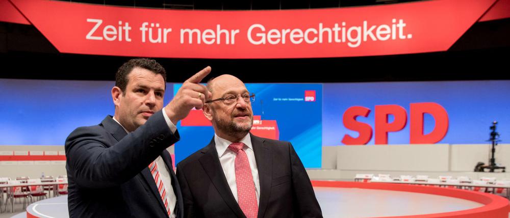 Der SPD-Generalsekretär weist seinem Parteichef den Weg: Hubertus Heil und Martin Schulz vor Beginn des Dortmunder Parteitags im Juni.