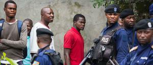 Wähler und Polizisten in Kinshasa