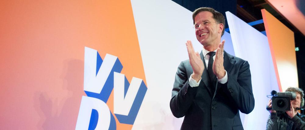 Der amtierende Ministerpräsident und Wahlgewinner Mark Rutte freut sich am 15.03.2017 in Den Haag (Niederlande) bei einer Wahlparty seiner Partei VVD. Die rechtsliberale Partei von Rutte hat bei der Parlamentswahl den rechtspopulistischen Herausforderer Wilders klar abgewehrt. 