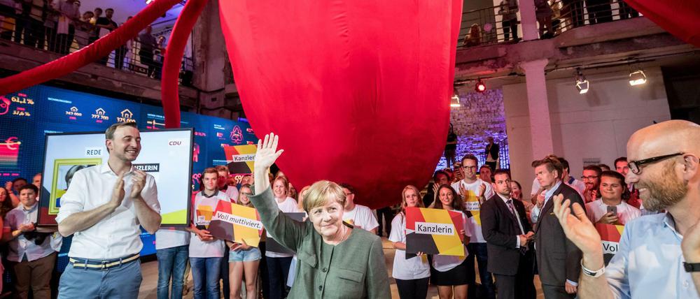 Bundeskanzlerin und CDU-Bundesvorsitzende Angela Merkel steht im "fedidwgugl"-Haus unter einem Herz, das wie ein Oktopus aussieht.