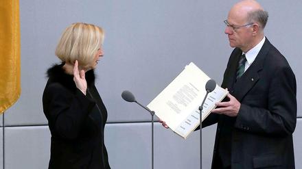Die neue Bundesbildungsministerin Johanna Wanka (CDU) ist am Donnerstag vor dem Deutschen Bundestag in Berlin vereidigt worden. 