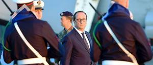 Frankreichs Präsident François Hollande an Bord des Flugzeugträgers Charles de Gaulle.