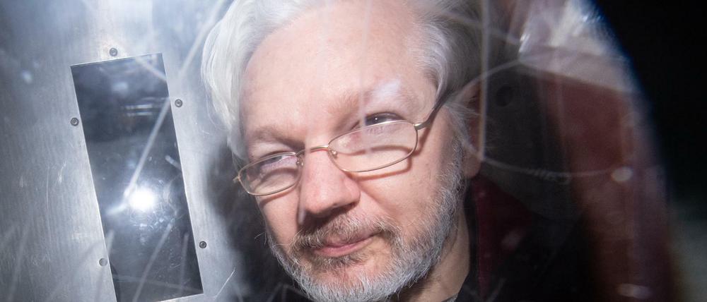 Wikileaks-Gründer Julian Assange verlässt den Westminster Magistrates Court in London, wo er im Januar 2020 zu einer Anhörung zum Auslieferungsgesuch der USA erschien.