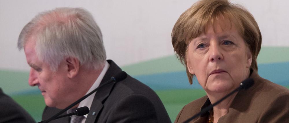 Der bayerische Ministerpräsident und CSU-Parteivorsitzende Horst Seehofer und Bundeskanzlerin Angela Merkel (CDU) in Kreuth bei der Klausurtagung der CSU-Landtagsfraktion im Tagungsraum.