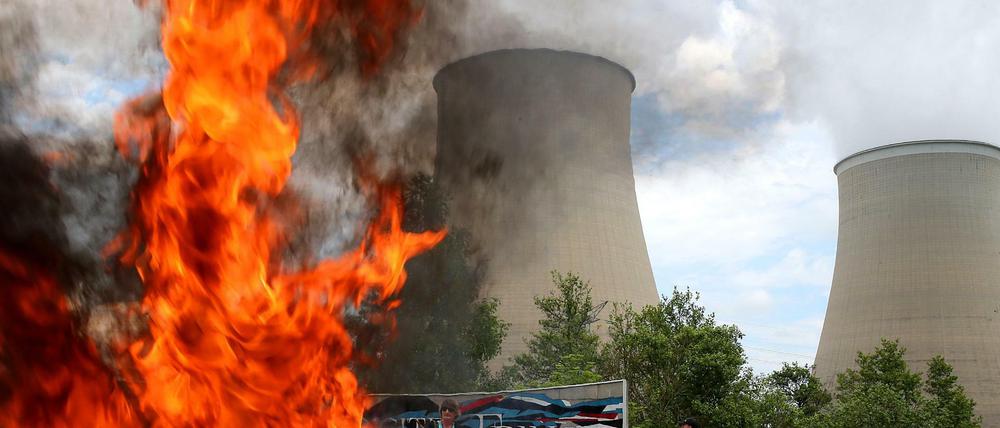 Streikende in Frankreich blockieren den Zugang zum Atomkraftwerk Nogent-sur-Seine. 