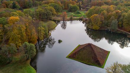Die Seepyramide und dahinter die Landpyramide im Fürst-Pückler Park von Branitz.  