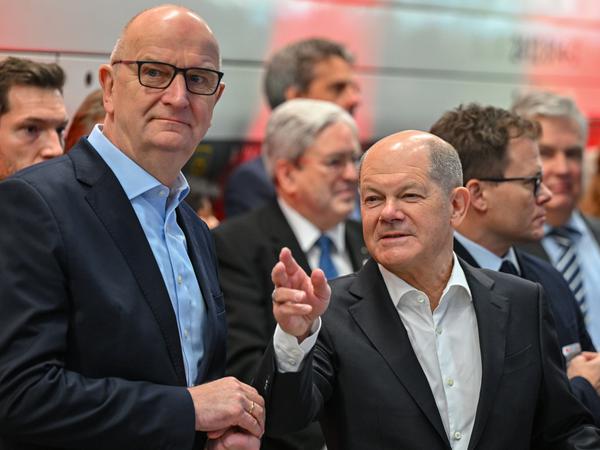 Dietmar Woidke (links, SPD), Brandenburgs Ministerpräsident, und Bundeskanzler Olaf Scholz (SPD) bei der Eröffnungsfeier.