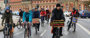 Fahrraddemo gegen Klimawandel unter dem Motto "Tschüss Erdgas" vom Lustgarten in der Potsdamer Mitte zum Heizkraftwerk in Potsdam.
Foto: Thilo Rückeis