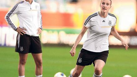 Dreierpacks in Slowenien. Anja Mittag (rechts) und Celia Sasic – hier beim Training – steuerten je drei Tore zum deutschen 13:0-Sieg in der WM-Qualifikation bei.