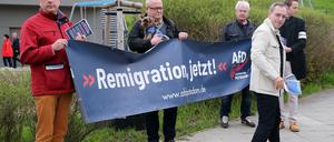 Potsdamer AfD-Vertreter bei einem Protest gegen geplante Sonderbauvorhaben für Flüchtlinge und finanziell schwächer gestellte Potsdamer in Golm.