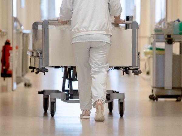 Die Pflegeheime konkurrierten mit den Krankenhäusern um die Pflegekräfte, sagt Marc-Alexander Burmeister. In den Kliniken verdienten die Mitarbeiterinnen und Mitarbeiter um die 600 Euro mehr im Monat. 