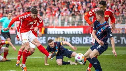 Robin Gosens trifft zum 1:1 für Union, es war der Auftakt von turbulenten Minuten für den Nationalspieler im Spiel gegen Heidenheim.