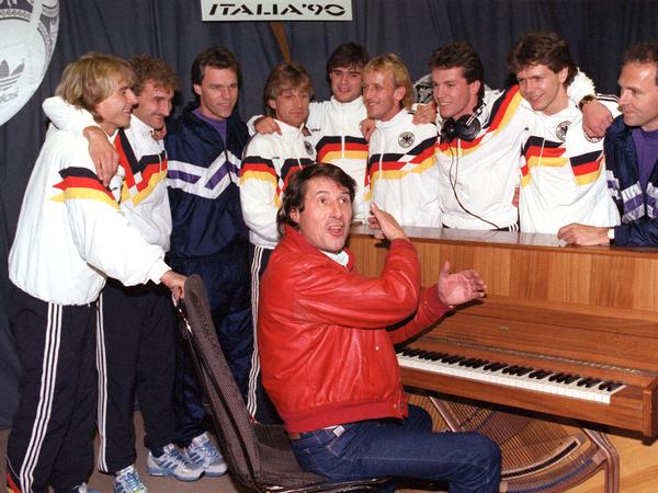Spieler und Trainer der deutschen Fußball-Nationalmannschaft nehmen eine Platte mit Schlagersänger Udo Jürgens auf.