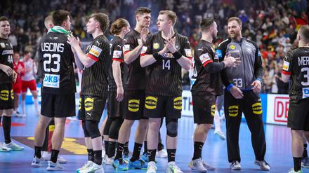 Verhaltene Freude. Die deutschen Handballer stehen im Halbfinale, trotz einer Niederlage im letzten Hauptrundenspiel.
