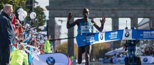Der Kenianer Eliud Kipchoge hat den 42. Berlin-Marathon gewonnen.
